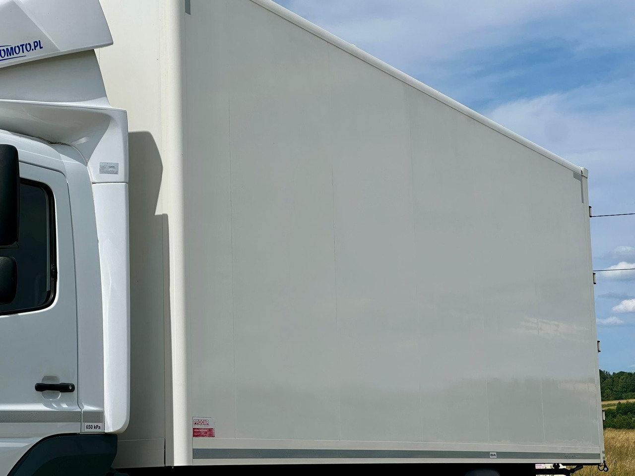 Camion izoterma MERCEDES-BENZ ATEGO / 1221 / IZOTERMA / KONTENER / AUTOMAT / 230 TYS KM / 17 EUROPALET / 6.8 M DŁUGOŚCI / 2019 ROK: Foto 16