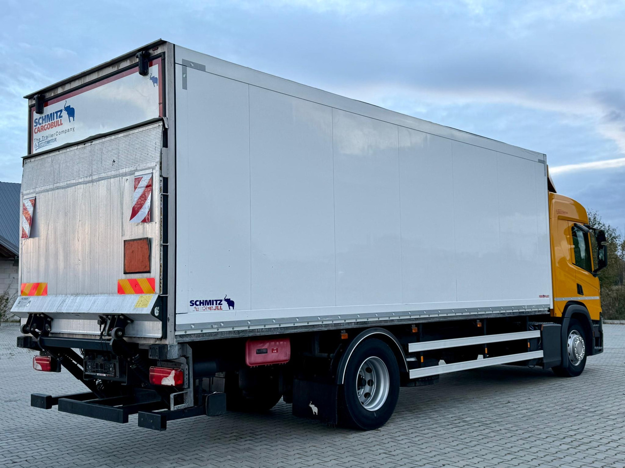 SCANIA P220 / IZOTERMA / WINDA / SCHMITZ / 18 PALET / SILNIK 6 / SYPIALKA / 2019 ROK / NISKI PRZEBIEG - Camion izoterma: Foto 4 SCANIA P220 / IZOTERMA / WINDA / SCHMITZ / 18 PALET / SILNIK 6 / SYPIALKA / 2019 ROK / NISKI PRZEBIEG - Camion izoterma: Foto 4