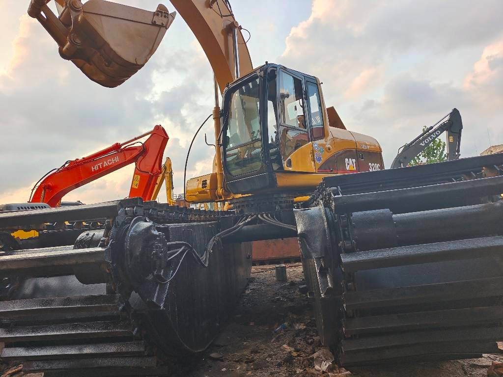 CAT 320 C - Excavator plutitoare: Foto 1 CAT 320 C - Excavator plutitoare: Foto 1