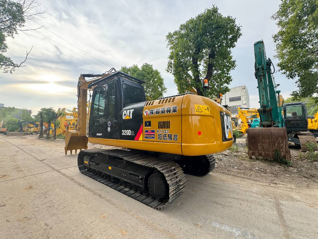 CAT 320 D2L - Excavator pe şenile: Foto 2 CAT 320 D2L - Excavator pe şenile: Foto 2