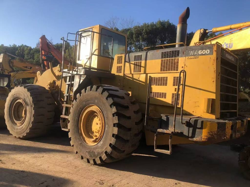 Komatsu WA 600-3 - Încărcător frontal pe pneuri: Foto 1 Komatsu WA 600-3 - Încărcător frontal pe pneuri: Foto 1