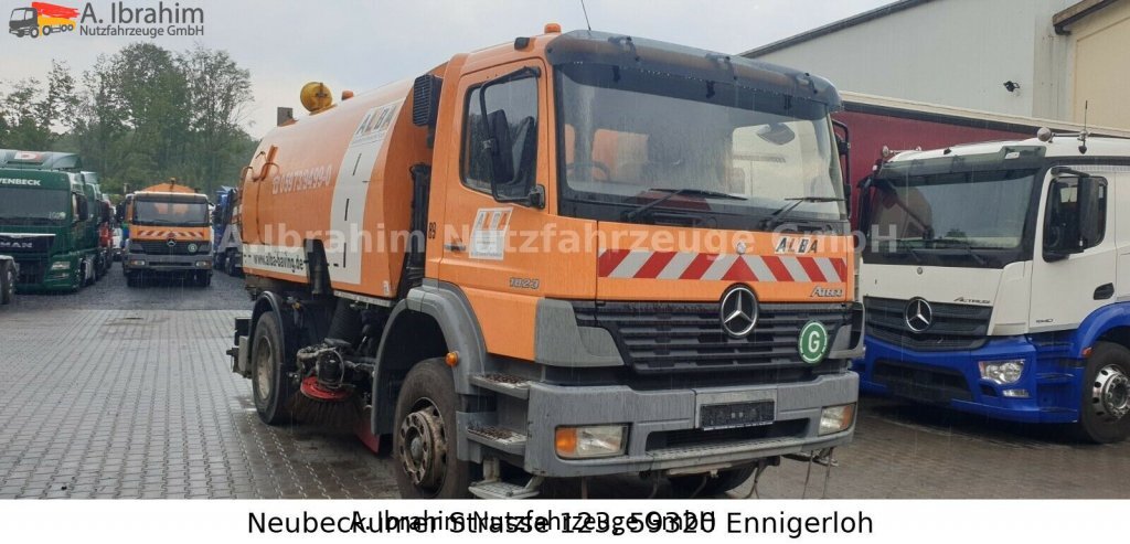 Mercedes-Benz 1823 DB 1823,Optifant 70, 3677 h Betriebsst., 2 Motors, 3 Pedals - Măturătoare stradală: Foto 1 Mercedes-Benz 1823 DB 1823,Optifant 70, 3677 h Betriebsst., 2 Motors, 3 Pedals - Măturătoare stradală: Foto 1