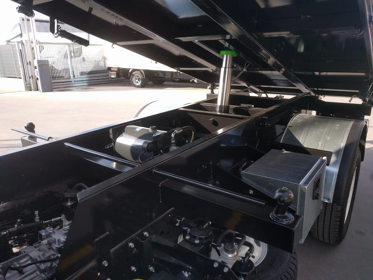 Autoutilitară basculantă ISUZU NNR M21 T: Foto 9