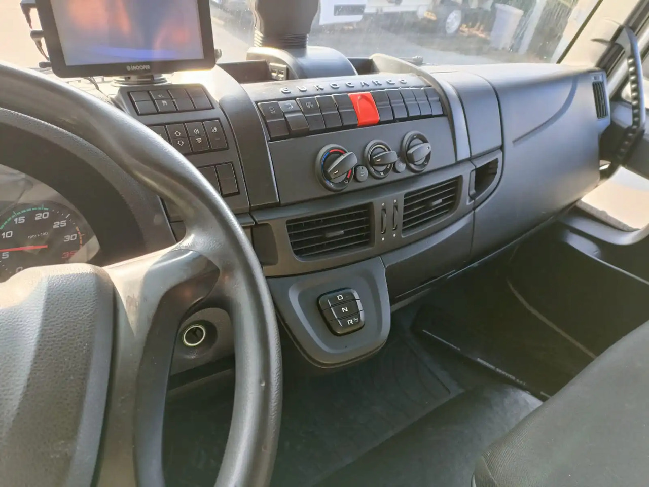 IVECO EUROCARGO 140E28P - Camion şasiu: Foto 5 IVECO EUROCARGO 140E28P - Camion şasiu: Foto 5