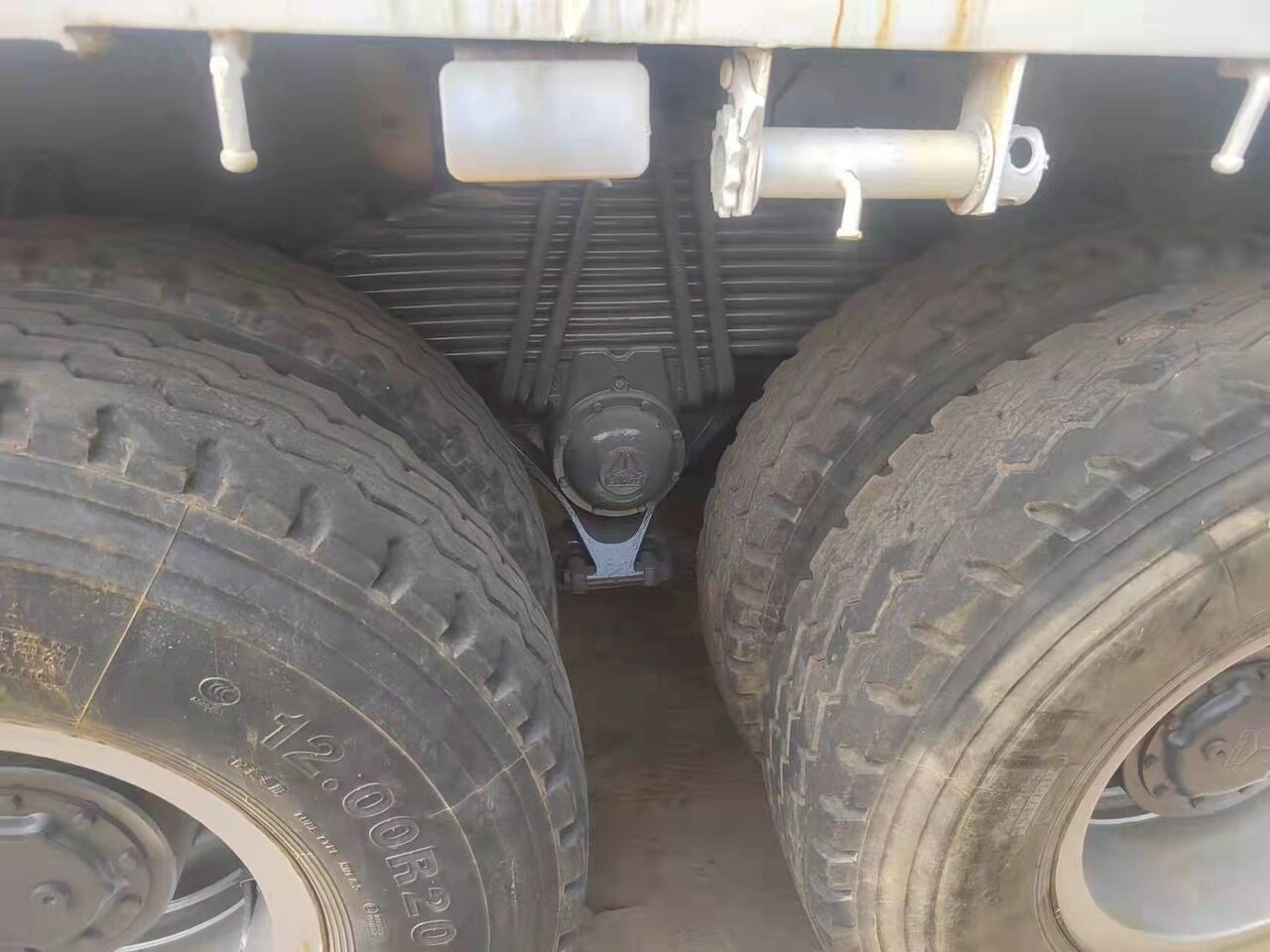 Howo 371 - Camion basculantă, Camion cu macara: Foto 4 Howo 371 - Camion basculantă, Camion cu macara: Foto 4
