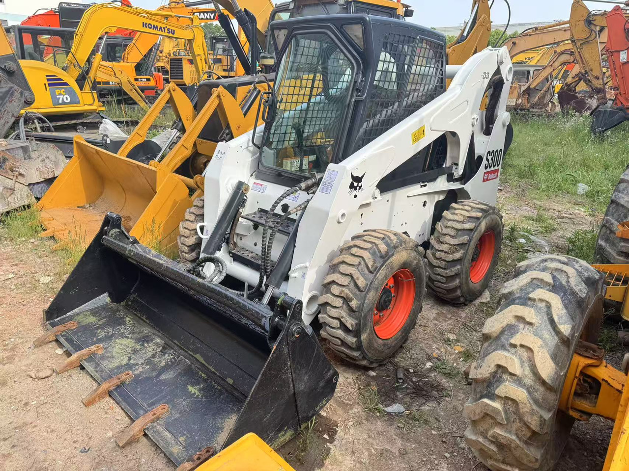 BOBCAT S300 - Buldoexcavator: Foto 1 BOBCAT S300 - Buldoexcavator: Foto 1