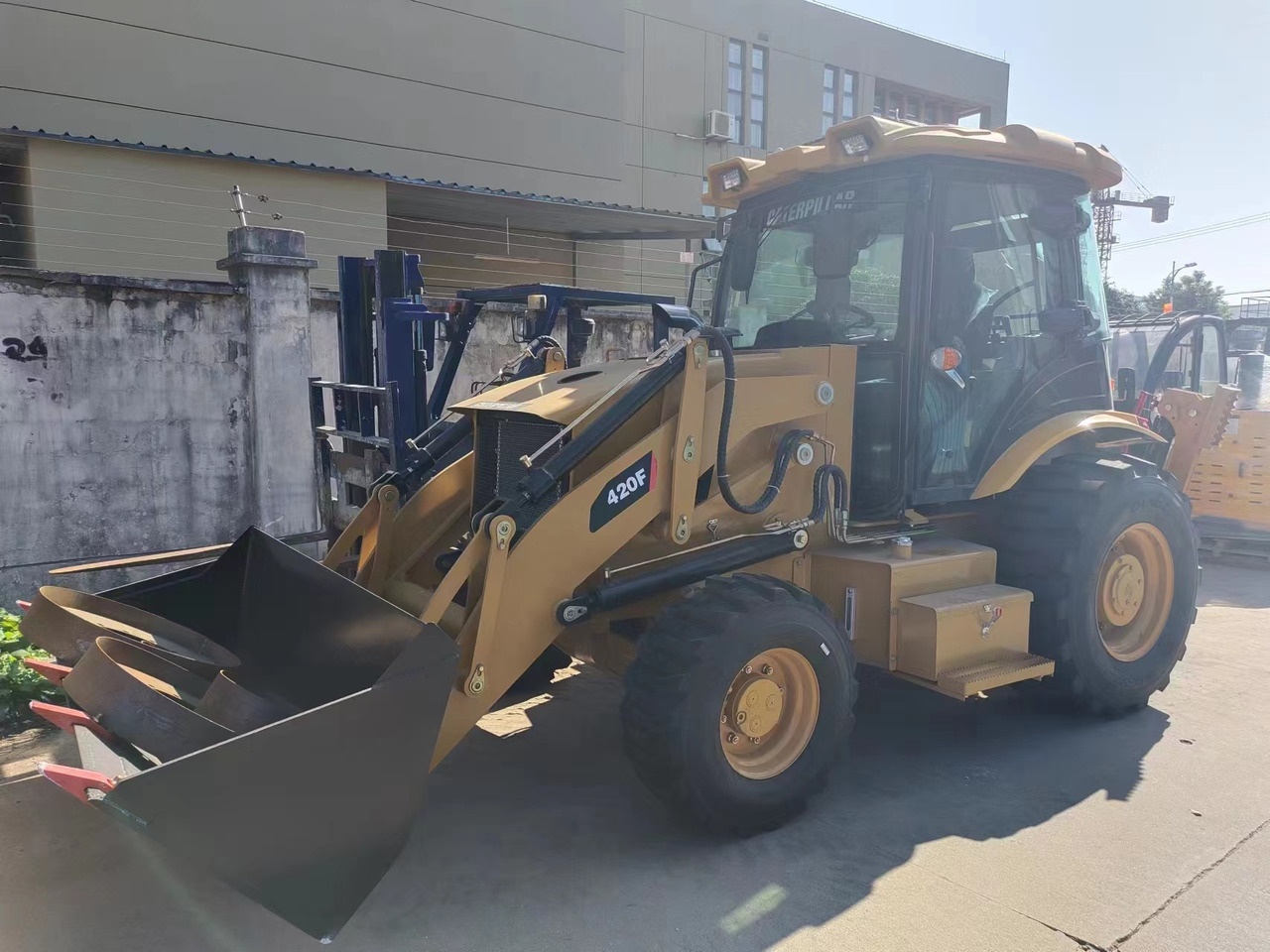 CATERPILLAR 420F - Buldoexcavator: Foto 1 CATERPILLAR 420F - Buldoexcavator: Foto 1