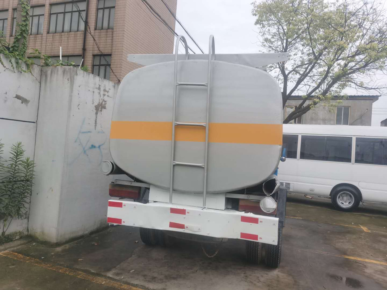 DONGFENG 6ton - Camion cisternă: Foto 4 DONGFENG 6ton - Camion cisternă: Foto 4