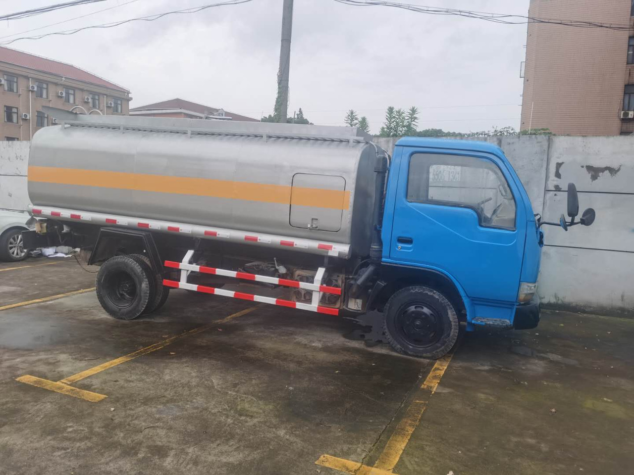 DONGFENG 6ton - Camion cisternă: Foto 1 DONGFENG 6ton - Camion cisternă: Foto 1