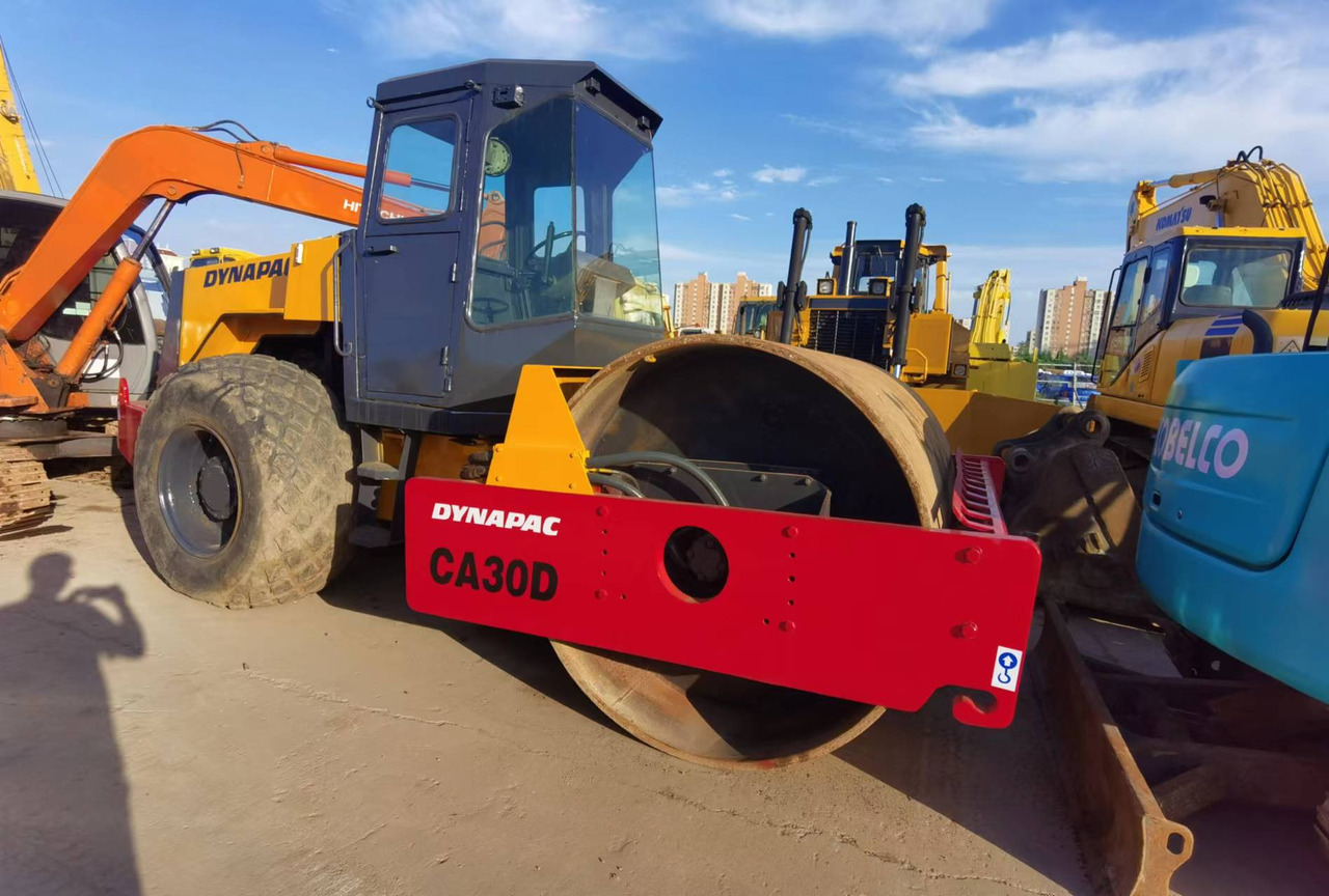 DYNAPAC CA30D - Compactor: Foto 1 DYNAPAC CA30D - Compactor: Foto 1