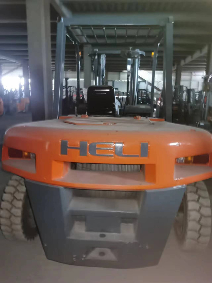 HELI 70 DIESEL FORKLIFT 7TON - Stivuitor diesel: Foto 2 HELI 70 DIESEL FORKLIFT 7TON - Stivuitor diesel: Foto 2