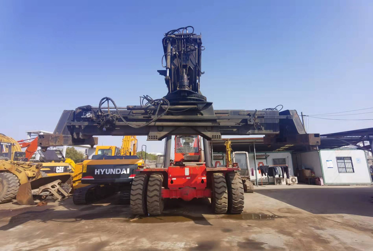 KALMAR DRF450 - Reach stacker: Foto 1 KALMAR DRF450 - Reach stacker: Foto 1