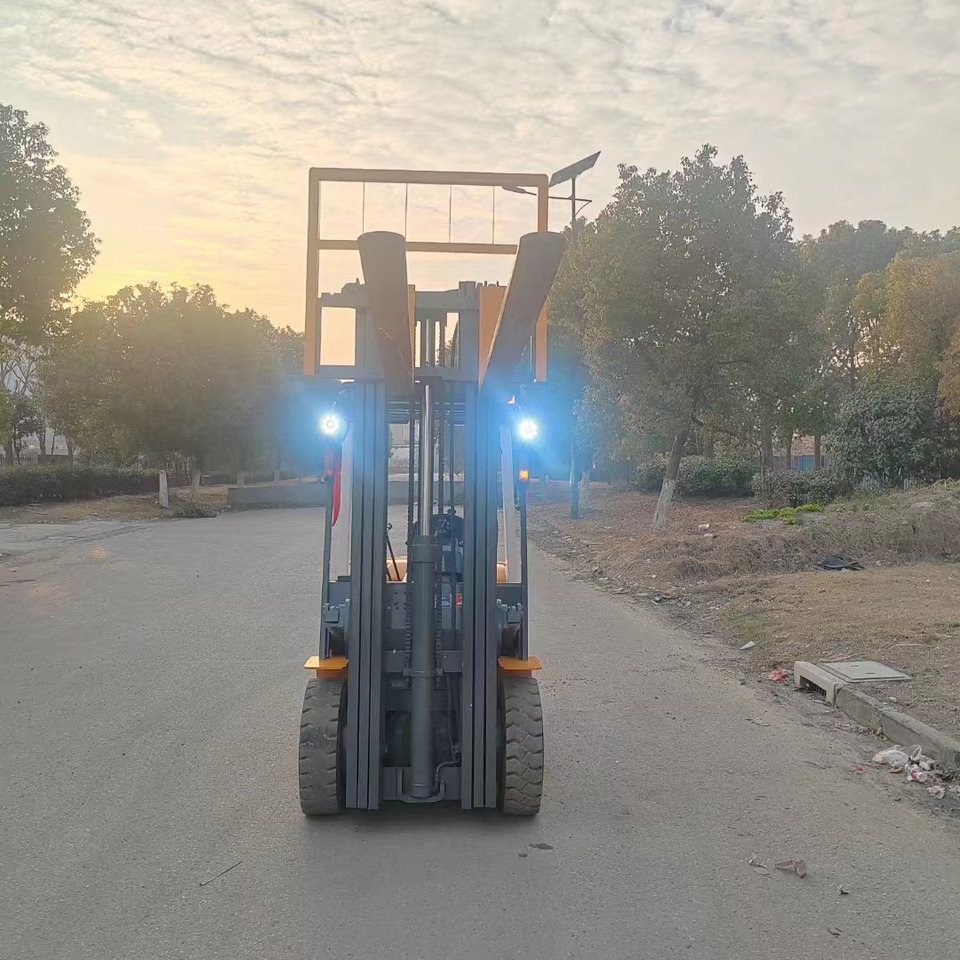 TCM FD30 diesel ISUZU engine forklift from Japan - Stivuitor diesel: Foto 4 TCM FD30 diesel ISUZU engine forklift from Japan - Stivuitor diesel: Foto 4