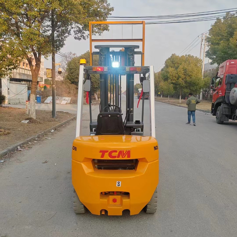 TCM FD30 diesel ISUZU engine forklift from Japan - Stivuitor diesel: Foto 2 TCM FD30 diesel ISUZU engine forklift from Japan - Stivuitor diesel: Foto 2