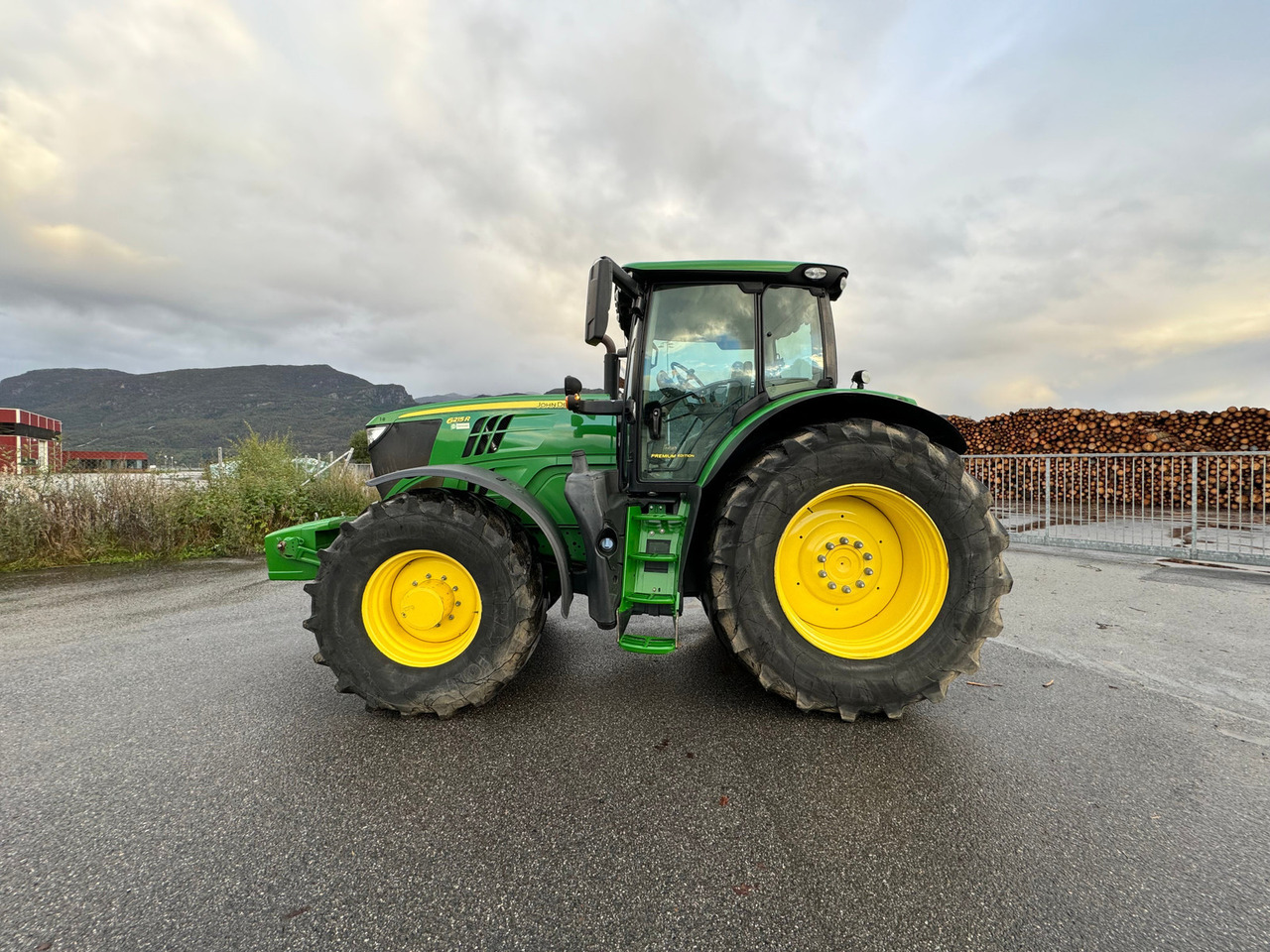 John Deere 6215R - Tractor agricol: Foto 2 John Deere 6215R - Tractor agricol: Foto 2