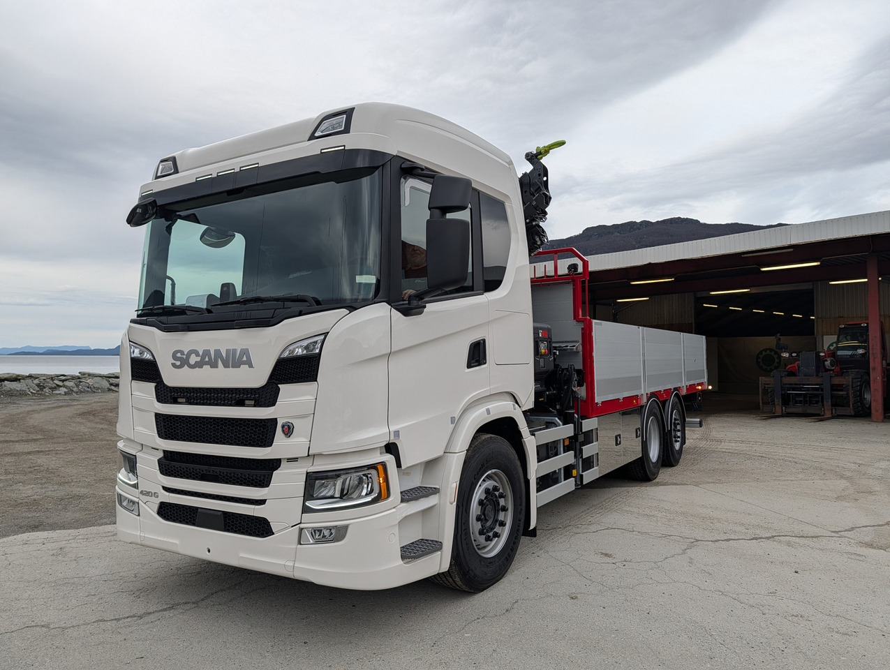 Scania G420 6x2 med HIAB 232-E5 Hipro og MCE påbygg - Camion platformă, Camion cu macara: Foto 1 Scania G420 6x2 med HIAB 232-E5 Hipro og MCE påbygg - Camion platformă, Camion cu macara: Foto 1