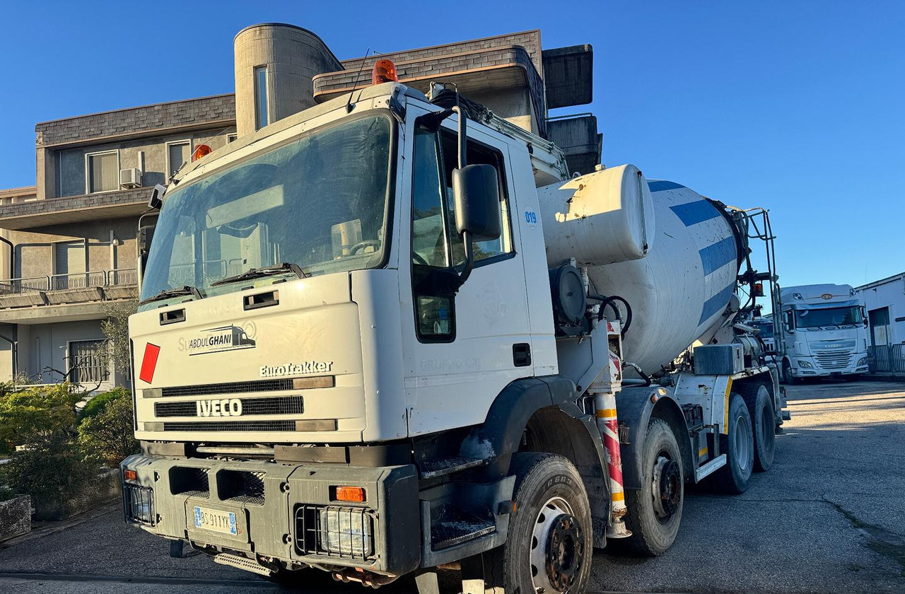 Betonpompa CIFA Iveco Trakker 410E44 - Autobetonieră cu pompă: Foto 1 Betonpompa CIFA Iveco Trakker 410E44 - Autobetonieră cu pompă: Foto 1