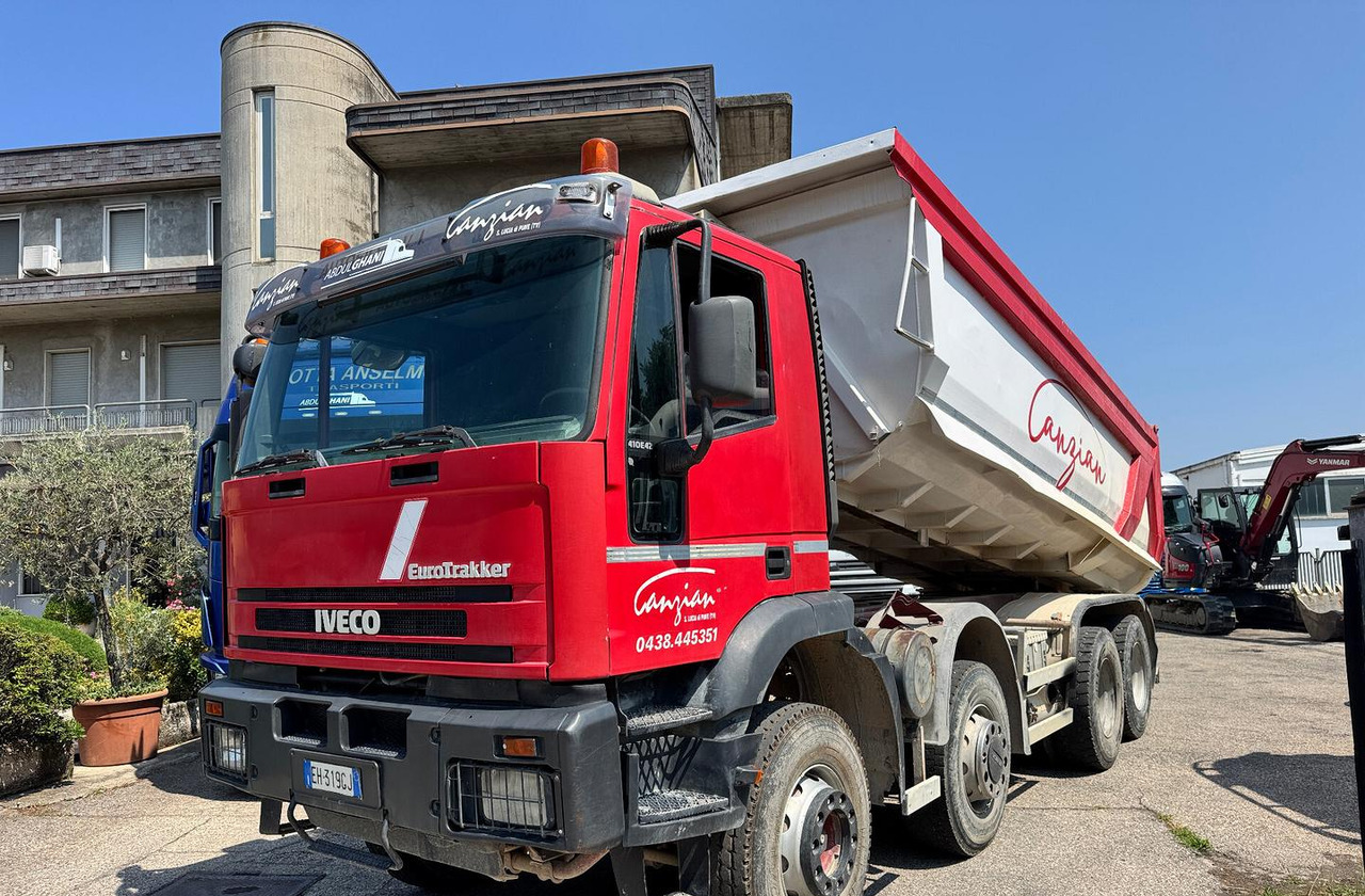 IVECO TRAKKER 420 - 8X4 - Camion basculantă: Foto 2 IVECO TRAKKER 420 - 8X4 - Camion basculantă: Foto 2