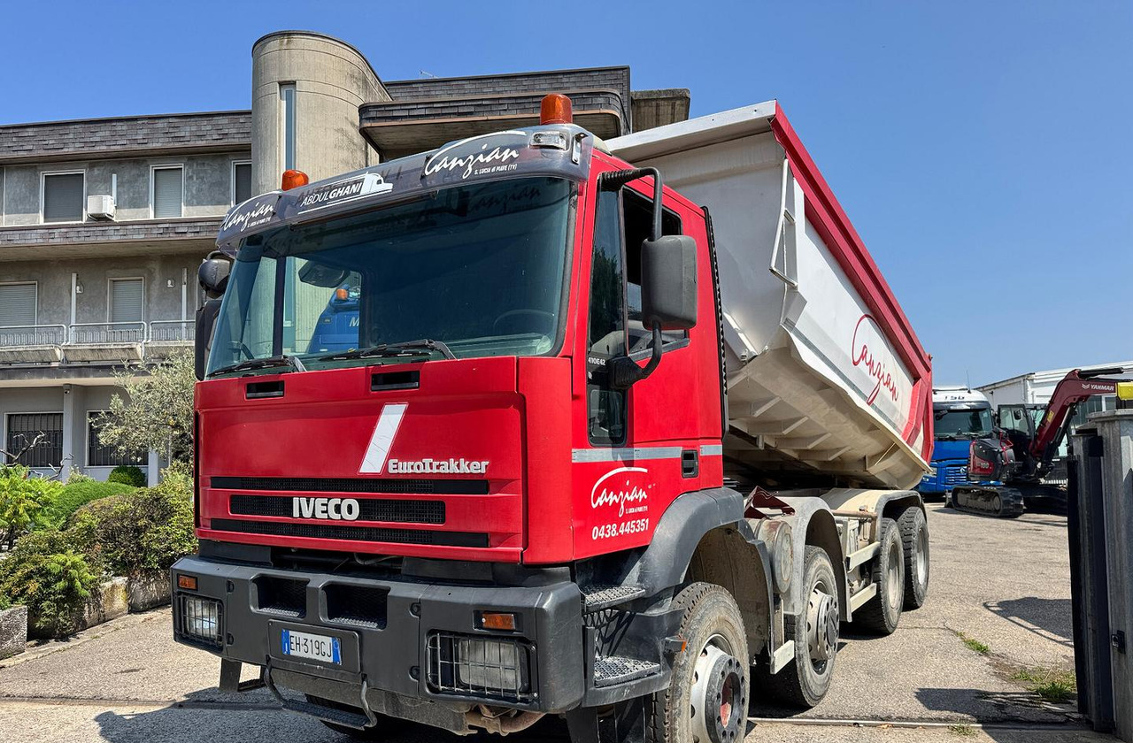 IVECO TRAKKER 420 - 8X4 - Camion basculantă: Foto 5 IVECO TRAKKER 420 - 8X4 - Camion basculantă: Foto 5