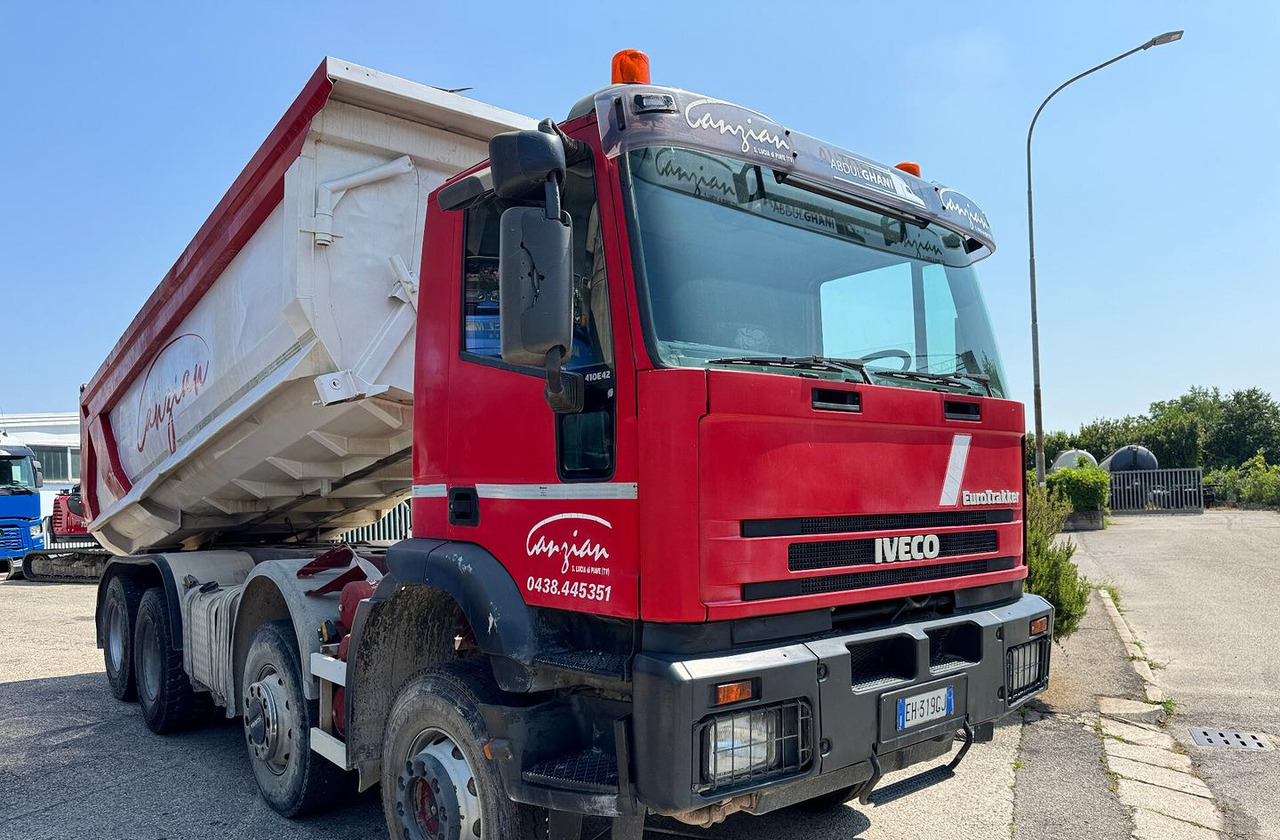 IVECO TRAKKER 420 - 8X4 - Camion basculantă: Foto 4 IVECO TRAKKER 420 - 8X4 - Camion basculantă: Foto 4