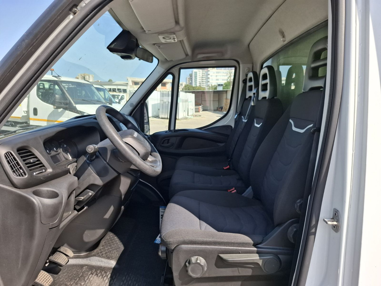 IVECO Daily 35C16H3.0 box/lift - Autoutilitară box: Foto 2 IVECO Daily 35C16H3.0 box/lift - Autoutilitară box: Foto 2