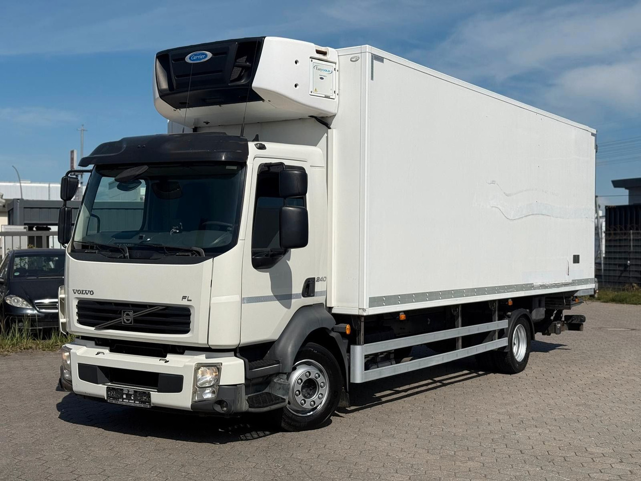 Volvo FL 240 Carrier Easy Cold+Hebebühne - Camion frigider: Foto 1 Volvo FL 240 Carrier Easy Cold+Hebebühne - Camion frigider: Foto 1