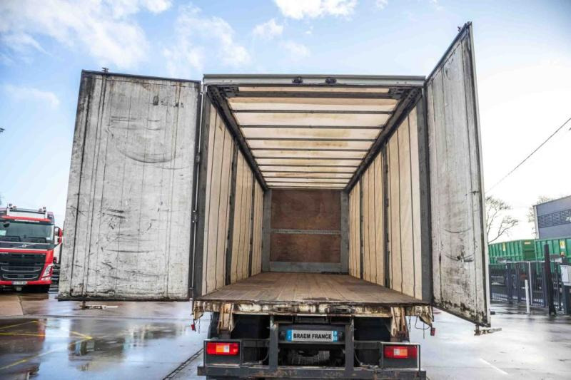 Volvo FM 330-6x2-E5+10 pneus/tires+INTARDER - Camion cu prelată: Foto 4 Volvo FM 330-6x2-E5+10 pneus/tires+INTARDER - Camion cu prelată: Foto 4