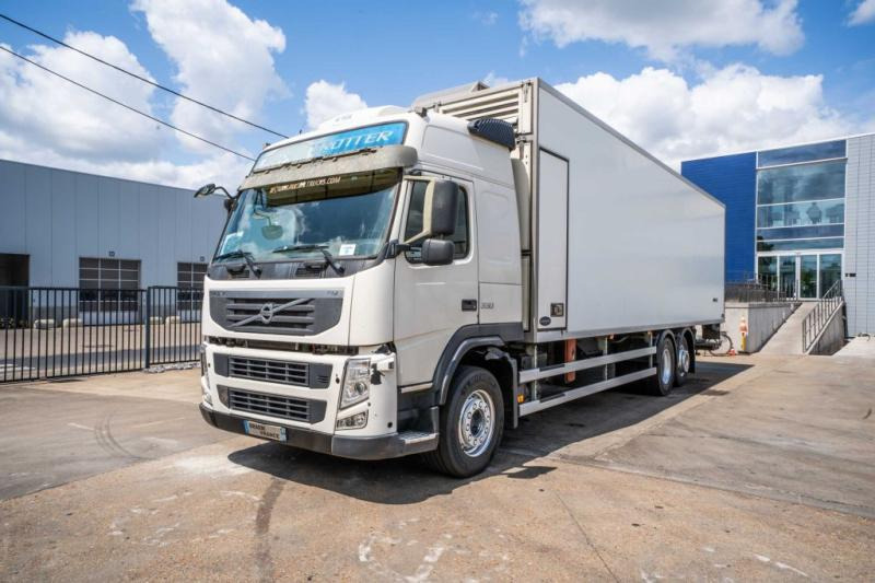 Volvo FM 330-6x2-VEB+AUBINEAU+DHOLLANDIA- POUSSIN/CHICKEN/KUIKEN/KÛKEN - Camion frigider: Foto 1 Volvo FM 330-6x2-VEB+AUBINEAU+DHOLLANDIA- POUSSIN/CHICKEN/KUIKEN/KÛKEN - Camion frigider: Foto 1