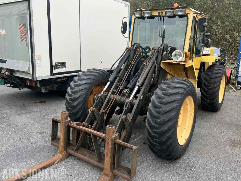 1982 Lundberg 342 hjullaster med pallegaffel og skuffe - Încărcător frontal pe pneuri: Foto 1 1982 Lundberg 342 hjullaster med pallegaffel og skuffe - Încărcător frontal pe pneuri: Foto 1