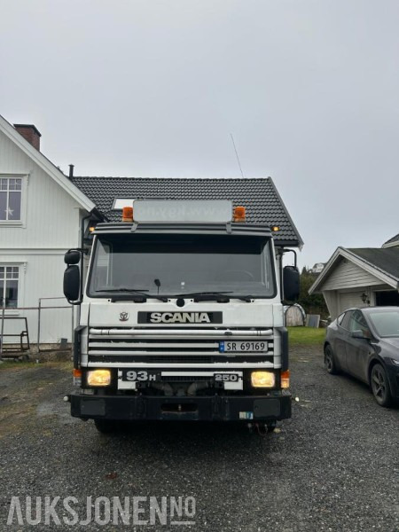 1995 Scania P93 tippbil med kran - Camion basculantă: Foto 2 1995 Scania P93 tippbil med kran - Camion basculantă: Foto 2