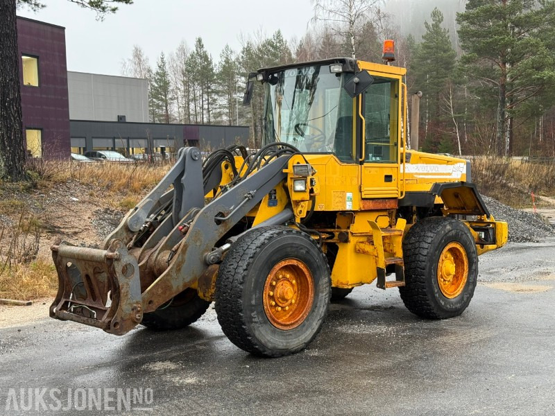 1997 Volvo L70C Hjullaster - Hydraulisk HK-Feste - 3 og 4 funksjon - Încărcător frontal pe pneuri: Foto 1 1997 Volvo L70C Hjullaster - Hydraulisk HK-Feste - 3 og 4 funksjon - Încărcător frontal pe pneuri: Foto 1