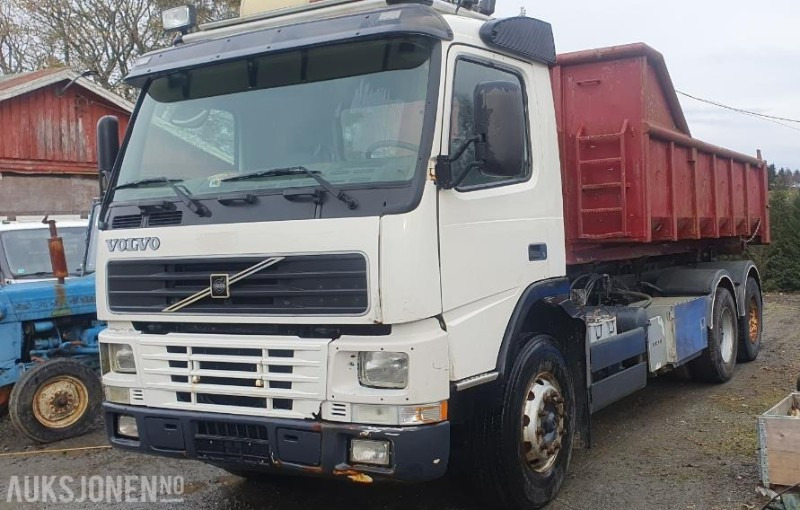 2000 Volvo FM-12 MED KASSE OG MASKINFLAK - Camion cu cârlig: Foto 1 2000 Volvo FM-12 MED KASSE OG MASKINFLAK - Camion cu cârlig: Foto 1