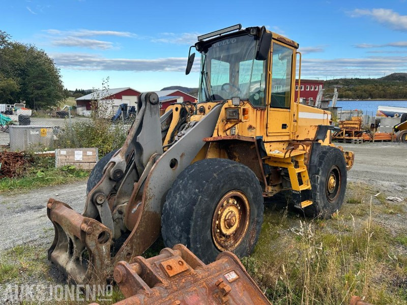 2002 Volvo L90D hjullaster – 17 tonn // Helgummihjul // Sentralsmøring - Încărcător frontal pe pneuri: Foto 1 2002 Volvo L90D hjullaster – 17 tonn // Helgummihjul // Sentralsmøring - Încărcător frontal pe pneuri: Foto 1