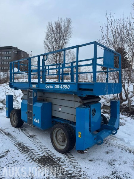 2005 Genie 4390 SAKSLIFT - 3878 Timer - Autopropulsată platformă: Foto 1 2005 Genie 4390 SAKSLIFT - 3878 Timer - Autopropulsată platformă: Foto 1
