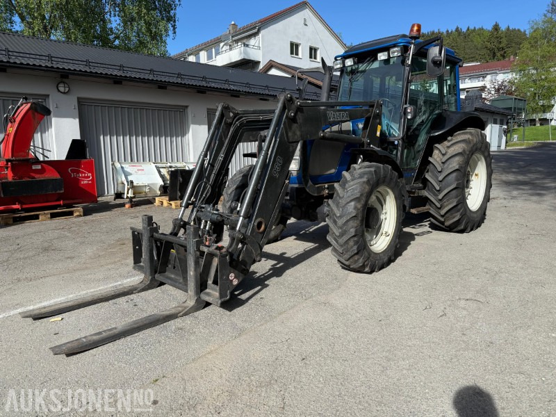 2005 Valtra A85 traktor med frontlaster, snøfres, snøskjær, gafler, skuffe, gruskasse og feieaggregat - Tractor agricol: Foto 1 2005 Valtra A85 traktor med frontlaster, snøfres, snøskjær, gafler, skuffe, gruskasse og feieaggregat - Tractor agricol: Foto 1