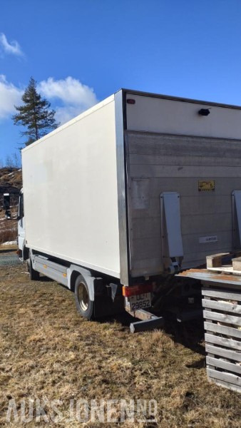 2006 Mercedes-Benz 818/33AT 7,5 skapbil ryggekamera s+v dekk kjetting - Camion furgon: Foto 5 2006 Mercedes-Benz 818/33AT 7,5 skapbil ryggekamera s+v dekk kjetting - Camion furgon: Foto 5