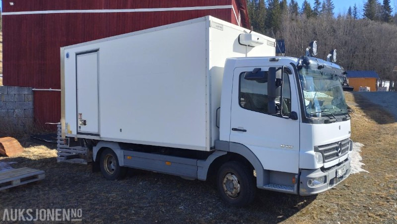 2006 Mercedes-Benz 818/33AT 7,5 skapbil ryggekamera s+v dekk kjetting - Camion furgon: Foto 3 2006 Mercedes-Benz 818/33AT 7,5 skapbil ryggekamera s+v dekk kjetting - Camion furgon: Foto 3
