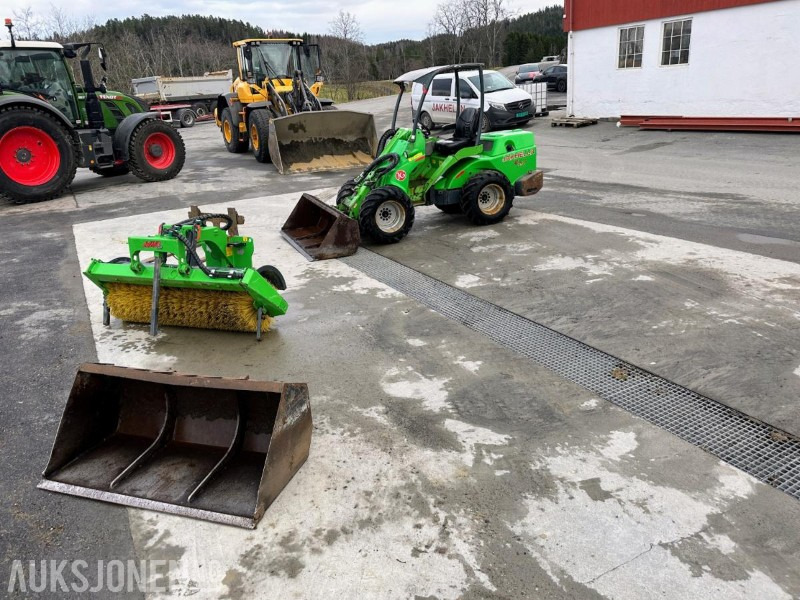 2009 AVANT 750 MINILASTER | 2 SKUFFER | AVANT 1500 KOST | PALLEGAFLER | 3267 TIMER - Mini încărcător: Foto 1 2009 AVANT 750 MINILASTER | 2 SKUFFER | AVANT 1500 KOST | PALLEGAFLER | 3267 TIMER - Mini încărcător: Foto 1