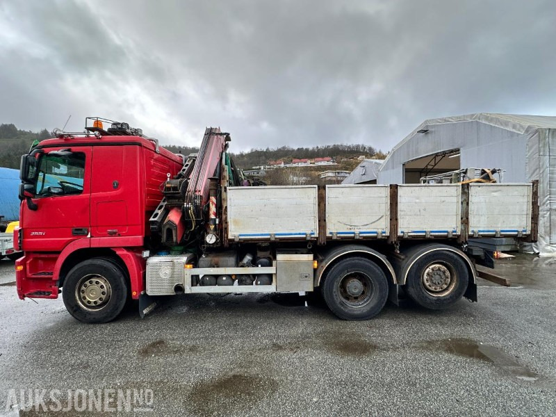 2009 Mercedes-Benz 2551L/42 6X2M Kranbil m/Fassi F235XP kran | Luft foran og bak | Krok og plan, 305520km - Camion cu macara: Foto 2 2009 Mercedes-Benz 2551L/42 6X2M Kranbil m/Fassi F235XP kran | Luft foran og bak | Krok og plan, 305520km - Camion cu macara: Foto 2