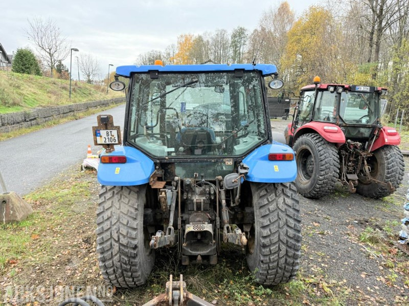 2010 New Holland T5070 traktor / Trima frontlaster / 4X4 - Tractor agricol: Foto 4 2010 New Holland T5070 traktor / Trima frontlaster / 4X4 - Tractor agricol: Foto 4