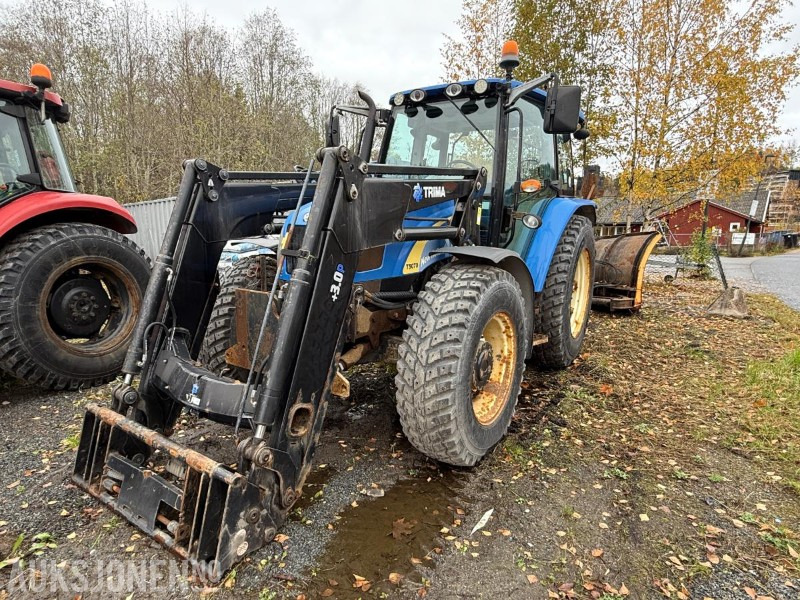 2010 New Holland T5070 traktor / Trima frontlaster / 4X4 - Tractor agricol: Foto 1 2010 New Holland T5070 traktor / Trima frontlaster / 4X4 - Tractor agricol: Foto 1