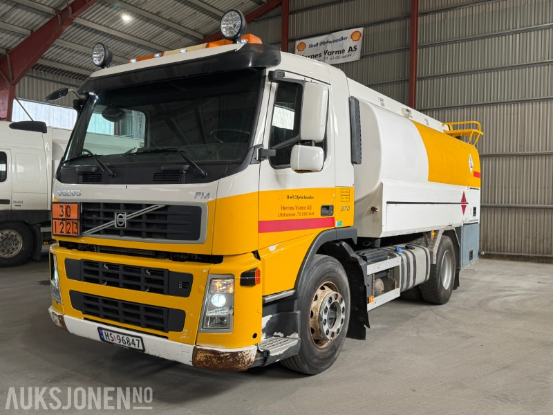 2010 Volvo FM 370 tankbil med 12000 liters tank - Camion cisternă: Foto 1 2010 Volvo FM 370 tankbil med 12000 liters tank - Camion cisternă: Foto 1