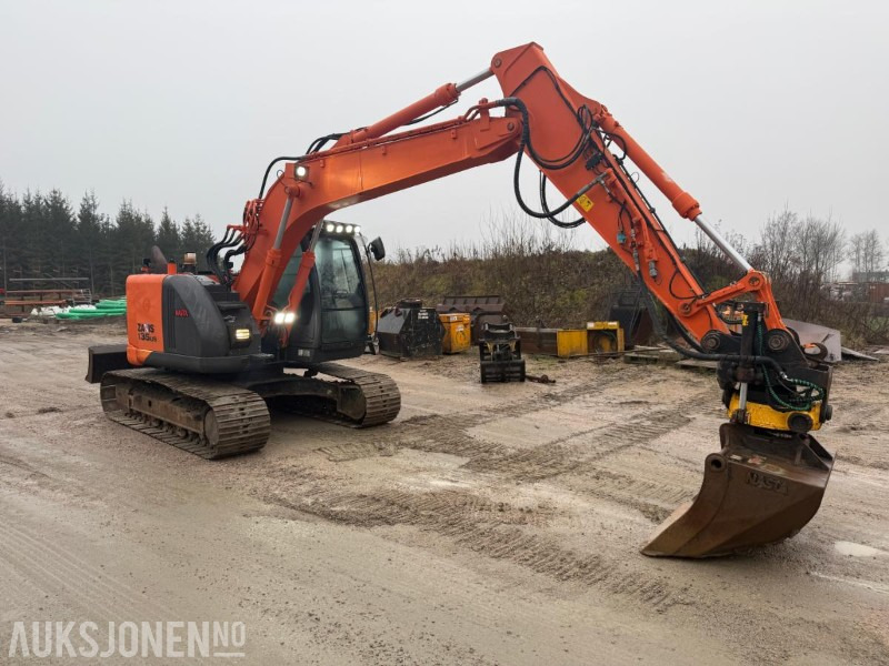 2014 Hitachi Zaxis 135us BELTEGRAVER ENGCON TILTROTATOR SERVICEHISTORIKK SENTRALSMØRING 2 SKUFFER - Excavator: Foto 2 2014 Hitachi Zaxis 135us BELTEGRAVER ENGCON TILTROTATOR SERVICEHISTORIKK SENTRALSMØRING 2 SKUFFER - Excavator: Foto 2
