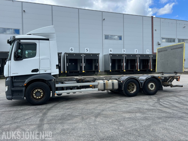 2016 Mercedes-Benz Antos 2545 containerbil med baklem, ryggekamera, hengerfeste, bluetec - Camion transport containere/ Swap body: Foto 2 2016 Mercedes-Benz Antos 2545 containerbil med baklem, ryggekamera, hengerfeste, bluetec - Camion transport containere/ Swap body: Foto 2