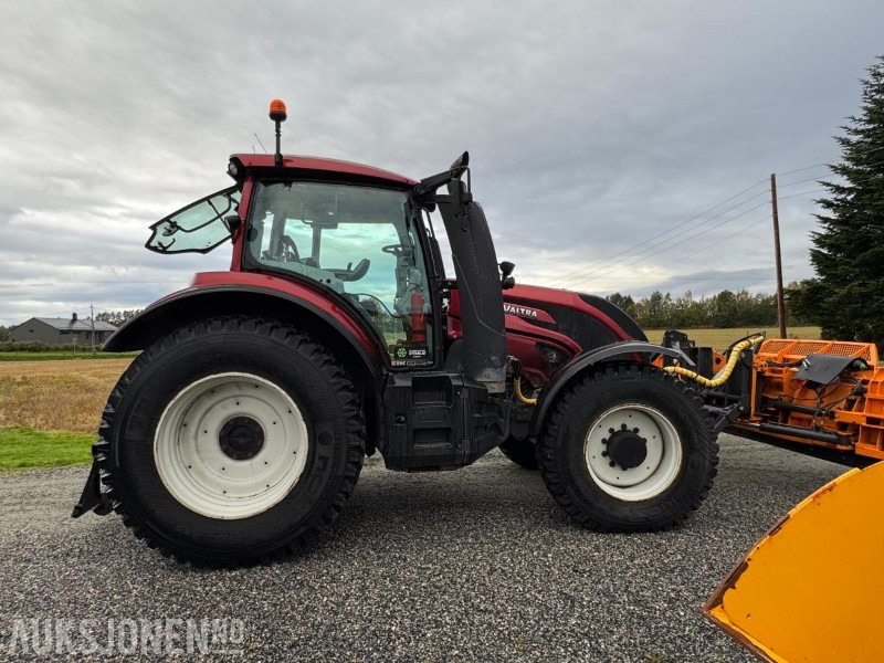 2016 Valtra T174E med Schmidt Tellefsdal U-LS 43.6 plog (2022), Valtra 76 frontlaster og betong lodd - Tractor agricol: Foto 4 2016 Valtra T174E med Schmidt Tellefsdal U-LS 43.6 plog (2022), Valtra 76 frontlaster og betong lodd - Tractor agricol: Foto 4