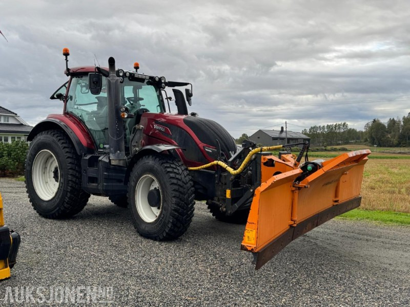 2016 Valtra T174E med Schmidt Tellefsdal U-LS 43.6 plog (2022), Valtra 76 frontlaster og betong lodd - Tractor agricol: Foto 3 2016 Valtra T174E med Schmidt Tellefsdal U-LS 43.6 plog (2022), Valtra 76 frontlaster og betong lodd - Tractor agricol: Foto 3