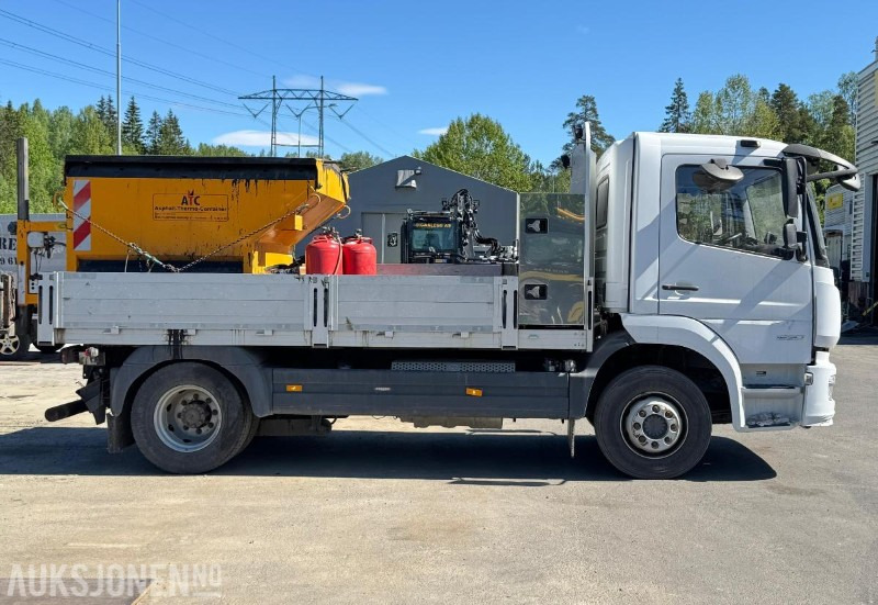 2021 Mercedes-Benz Atego 1530 lappebil/asfaltcontainer/hengsrød plan/adaptiv cruisecontrol/kamera - Camion platformă: Foto 4 2021 Mercedes-Benz Atego 1530 lappebil/asfaltcontainer/hengsrød plan/adaptiv cruisecontrol/kamera - Camion platformă: Foto 4