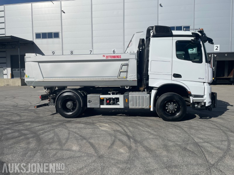 2024 Mercedes-Benz Arocs 1842 4x4 Kombibil m/brøyteopplegg – Kun 13 000 km - Som NY! - Camion basculantă: Foto 3 2024 Mercedes-Benz Arocs 1842 4x4 Kombibil m/brøyteopplegg – Kun 13 000 km - Som NY! - Camion basculantă: Foto 3