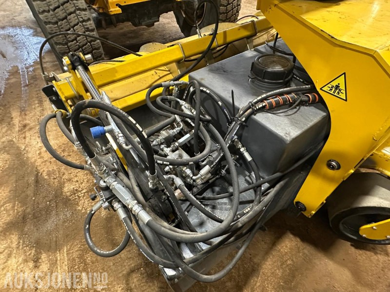 Ataşament pentru Utilaje constructii 2024 Stark Spinner dreibar Feiemaskin med oppsamler for hjullaster - Vannsystem og spyle utstyr: Foto 12 Ataşament pentru Utilaje constructii 2024 Stark Spinner dreibar Feiemaskin med oppsamler for hjullaster - Vannsystem og spyle utstyr: Foto 12