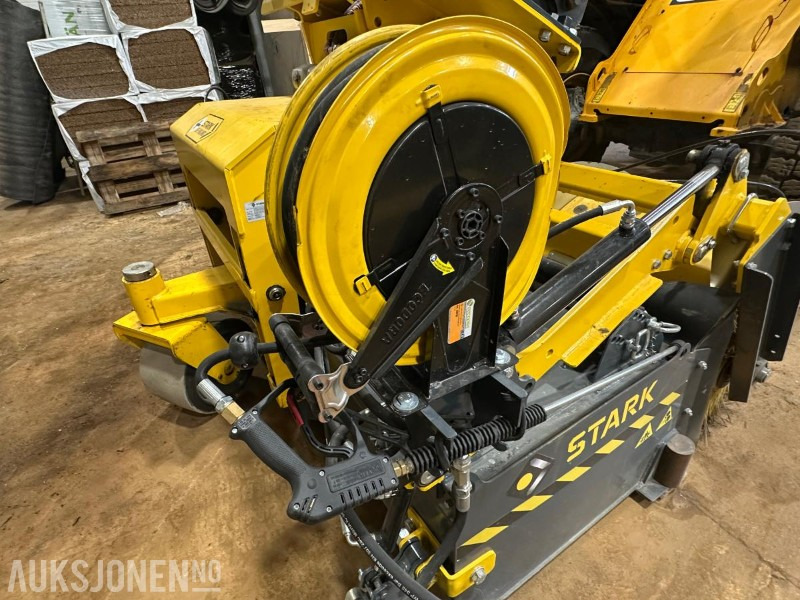 Ataşament pentru Utilaje constructii 2024 Stark Spinner dreibar Feiemaskin med oppsamler for hjullaster - Vannsystem og spyle utstyr: Foto 8 Ataşament pentru Utilaje constructii 2024 Stark Spinner dreibar Feiemaskin med oppsamler for hjullaster - Vannsystem og spyle utstyr: Foto 8